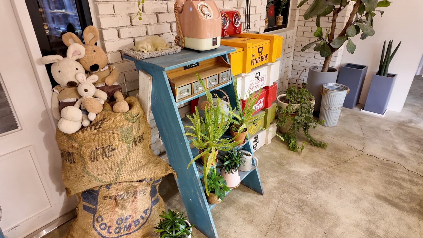 Lavigne 2 cafe interior cute decor