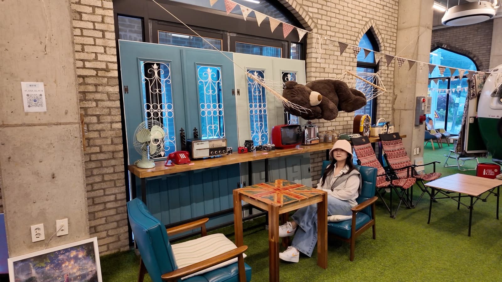 Posing at Lavigne 2 cafe Korea