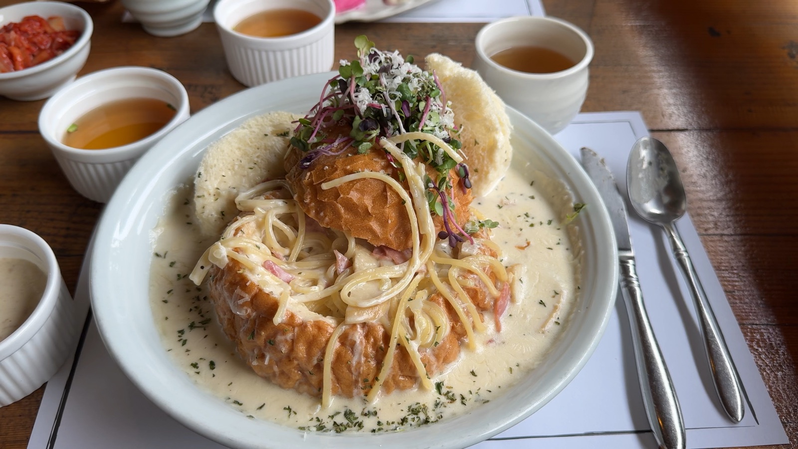 Pane cream pasta in a bread bowl at Deulmusae