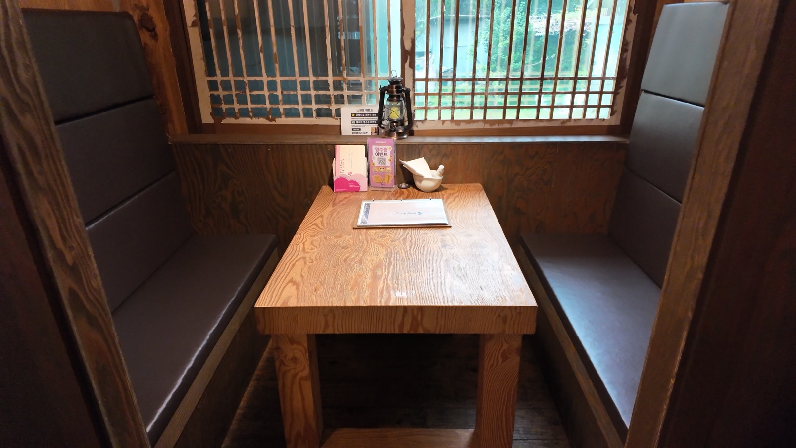 Deulmusae booth seating area