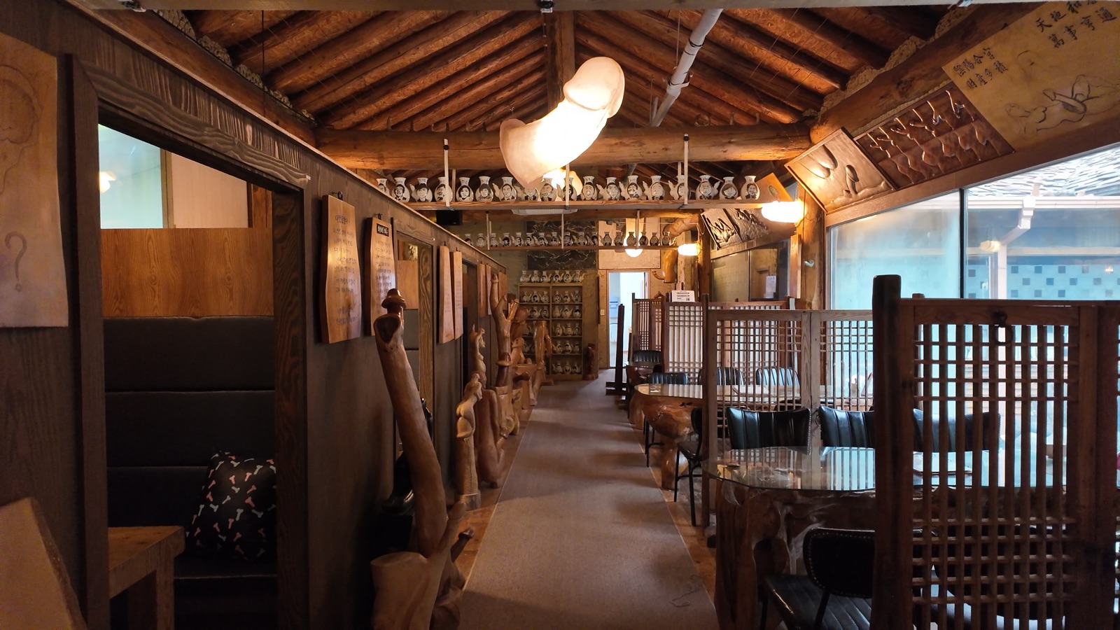 Deulmusae interior warm wooden seating