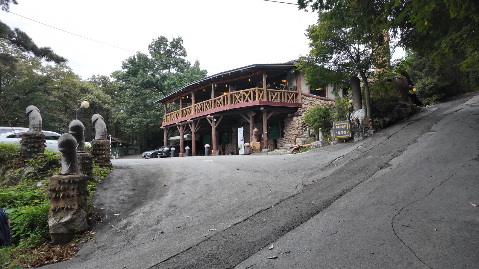 Arriving at the Deulmusae cafe building