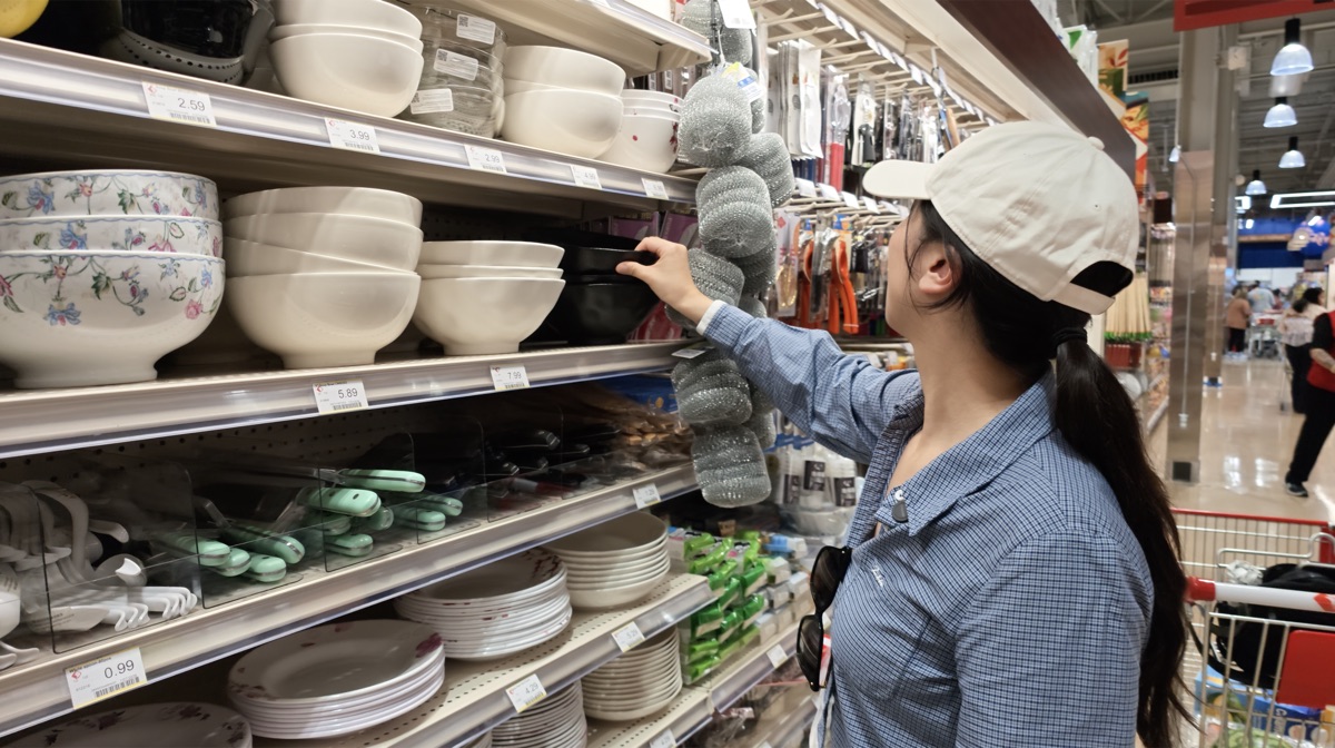 Plates and bowls section at Seafood City Chandler