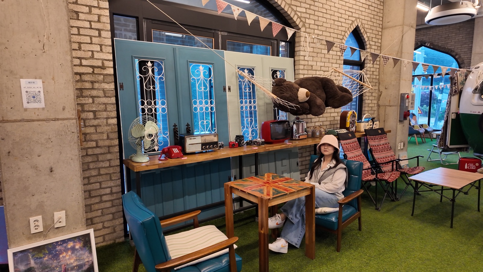 Posing at Lavigne 2 cafe Korea