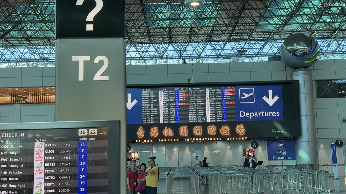 Taipei Taoyuan Airport Terminal 2 on the way to the Galactic Lounge