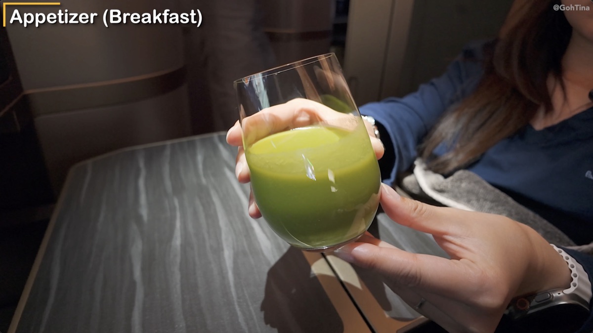 Fresh green juice with breakfast in Starlux business class