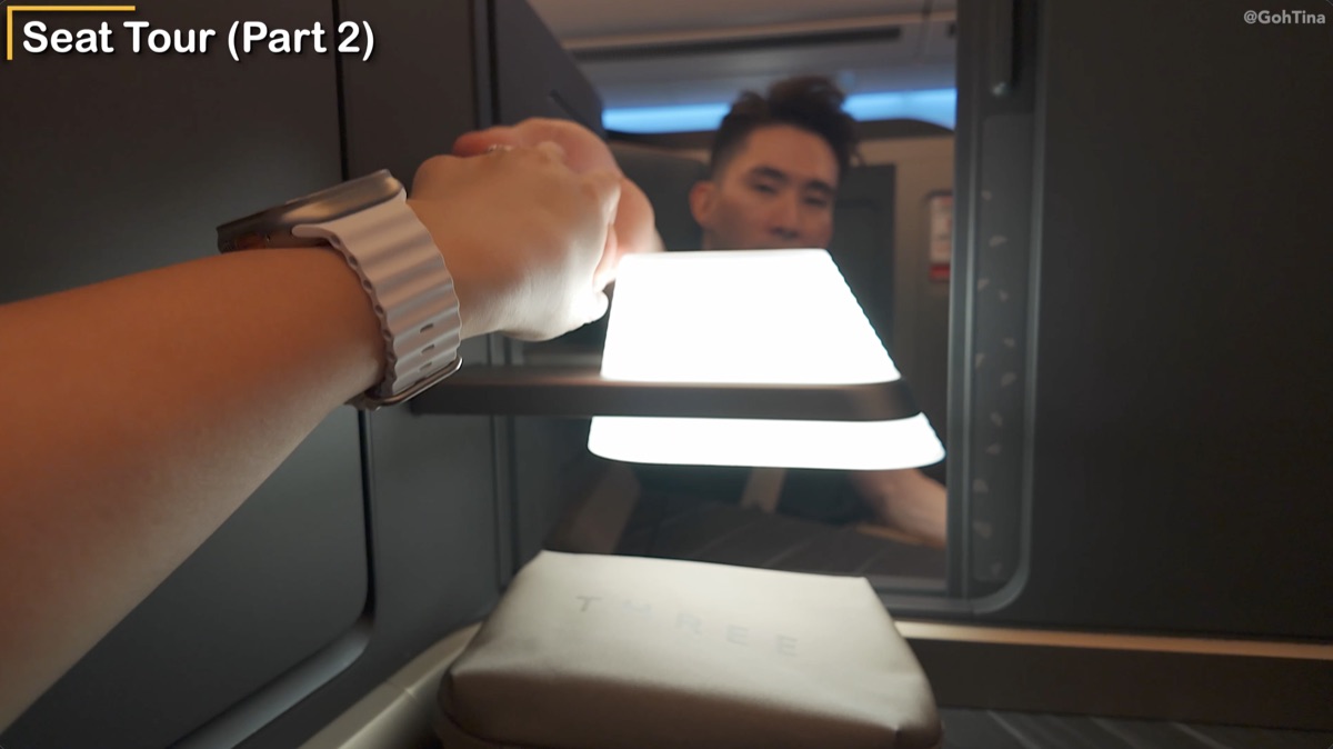 Partition between the two middle seats in Starlux business class