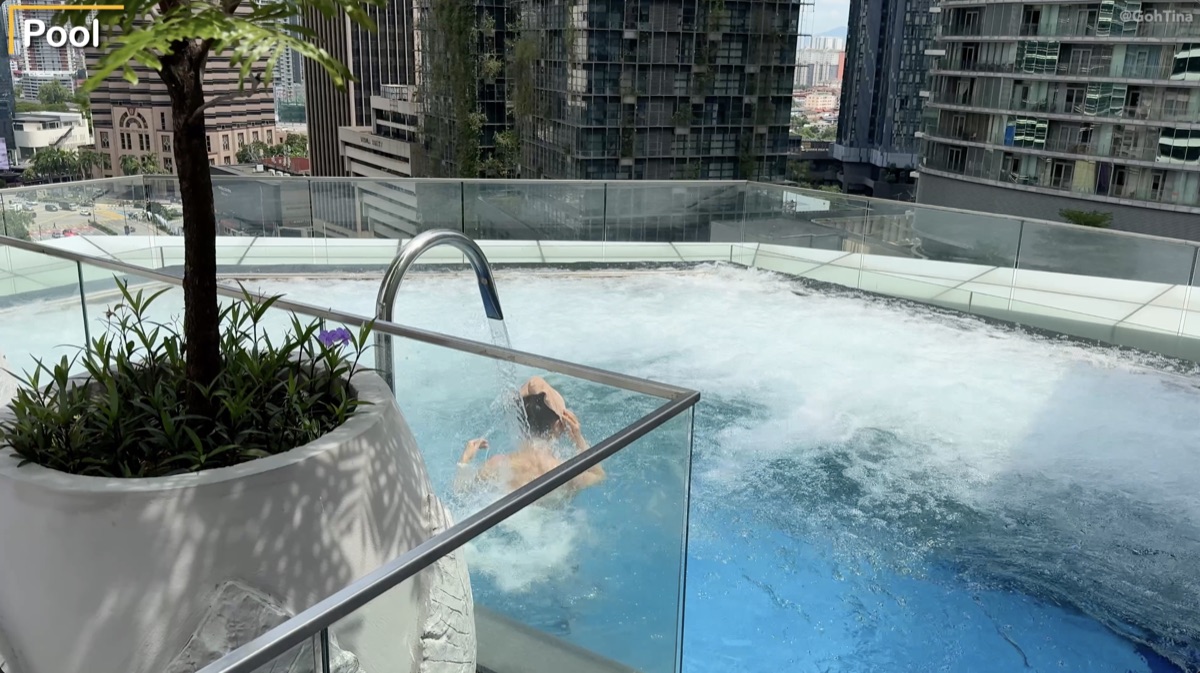 Pool jacuzzi with neck massage jet