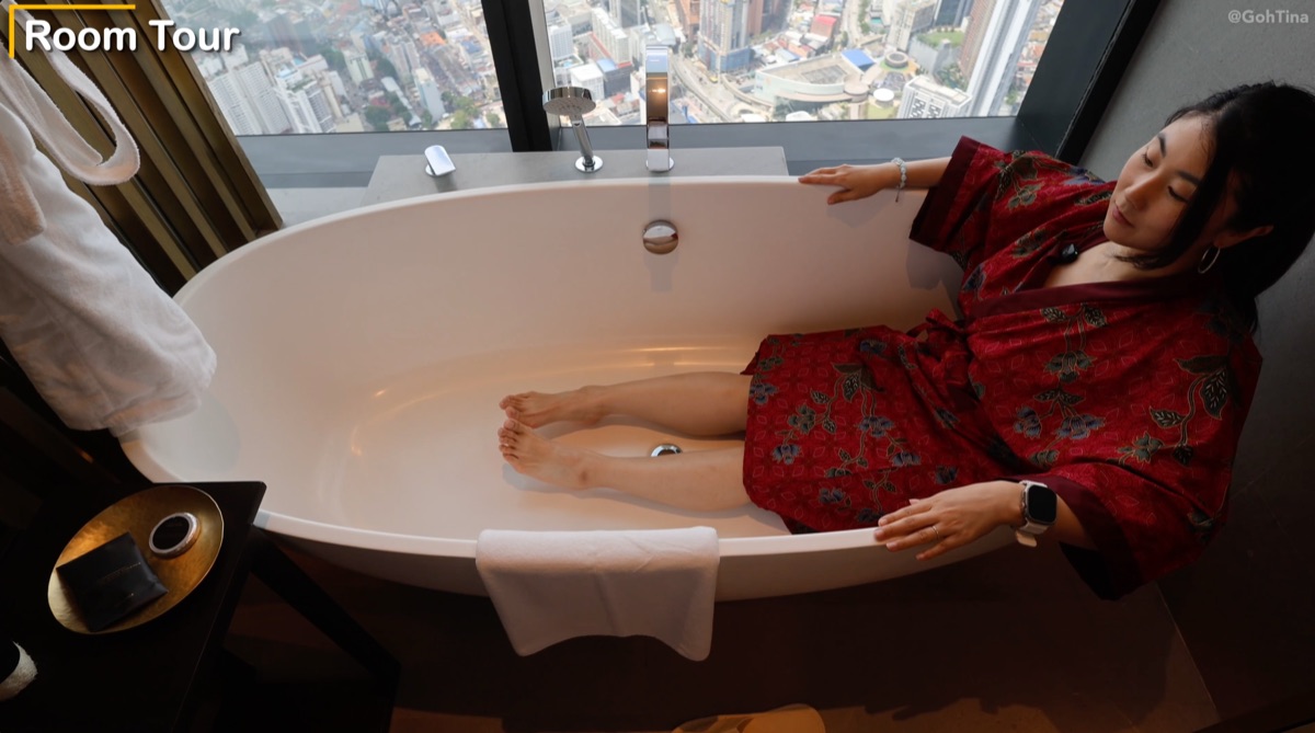 Deep soaking tub in the Park Deluxe Suite