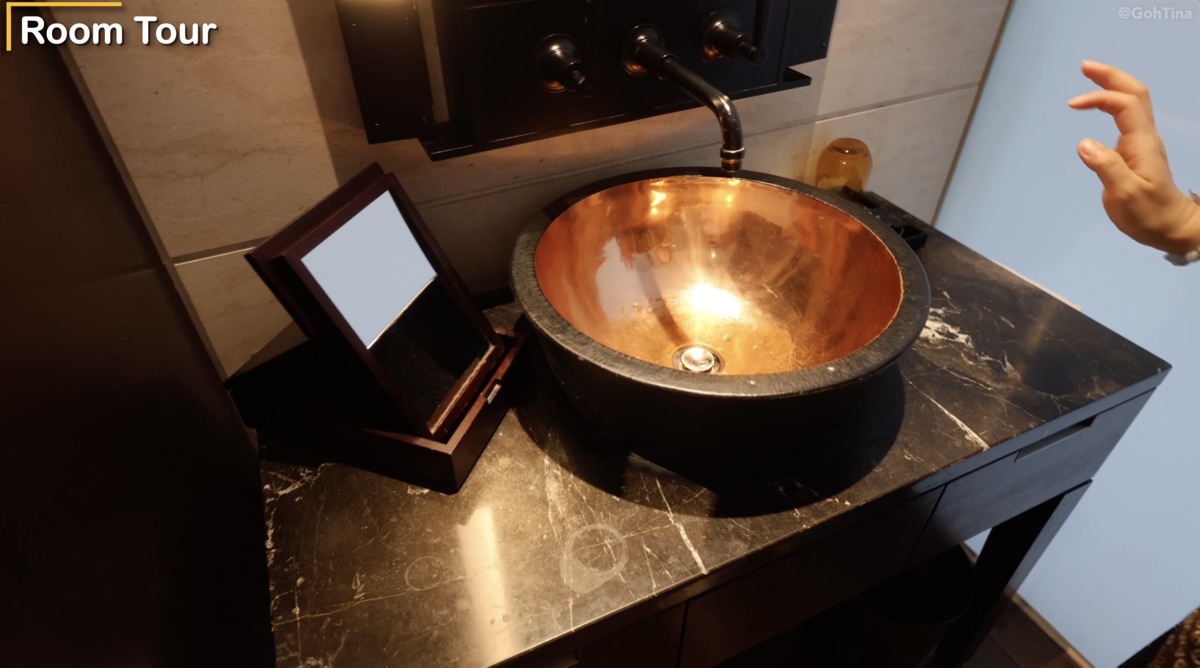 Copper-look sink design in the bathroom