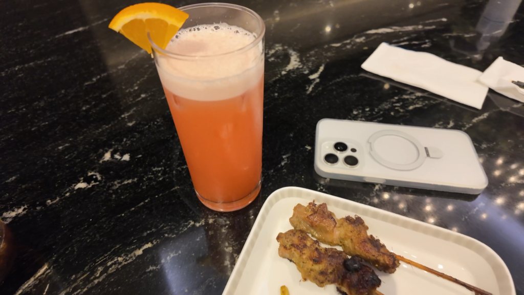 SilverKris Lounge Singapore Terminal 3 Singapore Sling